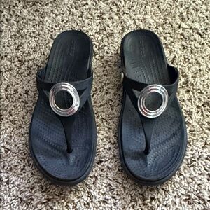 Sz 9 CROCS Black Sandals with Silver Ring